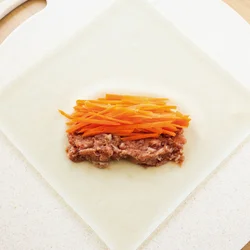 あんはなるべく平たくなるように置き、厚みが出ないように巻くと、火が通りやすい。