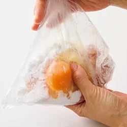 ポリ袋で肉だねを作り