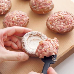 しいたけのかさの内側に小麦粉を少し多めにふると、肉だねがしっかり密着する。
