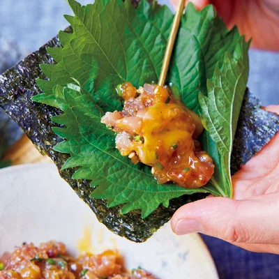 卵黄をくずして全体にからめ、のりとしそを重ねた上にのせて。くるりと巻いて食べると、香りが加わって極上の味わいに!