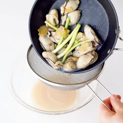 かきは米と一緒に炊き込むと縮んでうまみが抜けてしまうので、さっと蒸し煮にして、うまみの出た蒸し汁だけを米に加えて炊く。