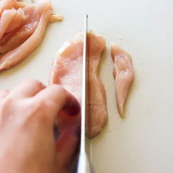 とり肉の下ごしらえをする