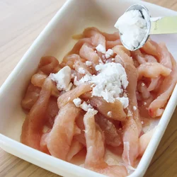 下味で片栗粉を加えることで肉がしっとりと仕上がり、炒めたときのとろみにもなる。