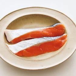 鮭に下味をつけて