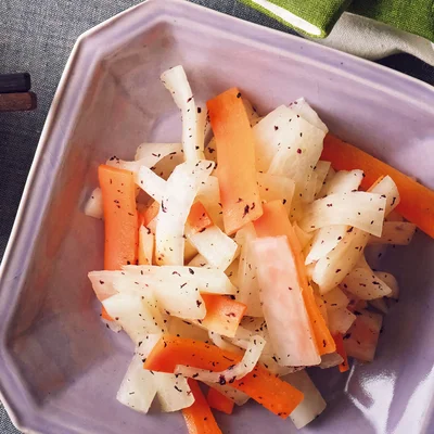 大根とにんじんの即席しそ漬け