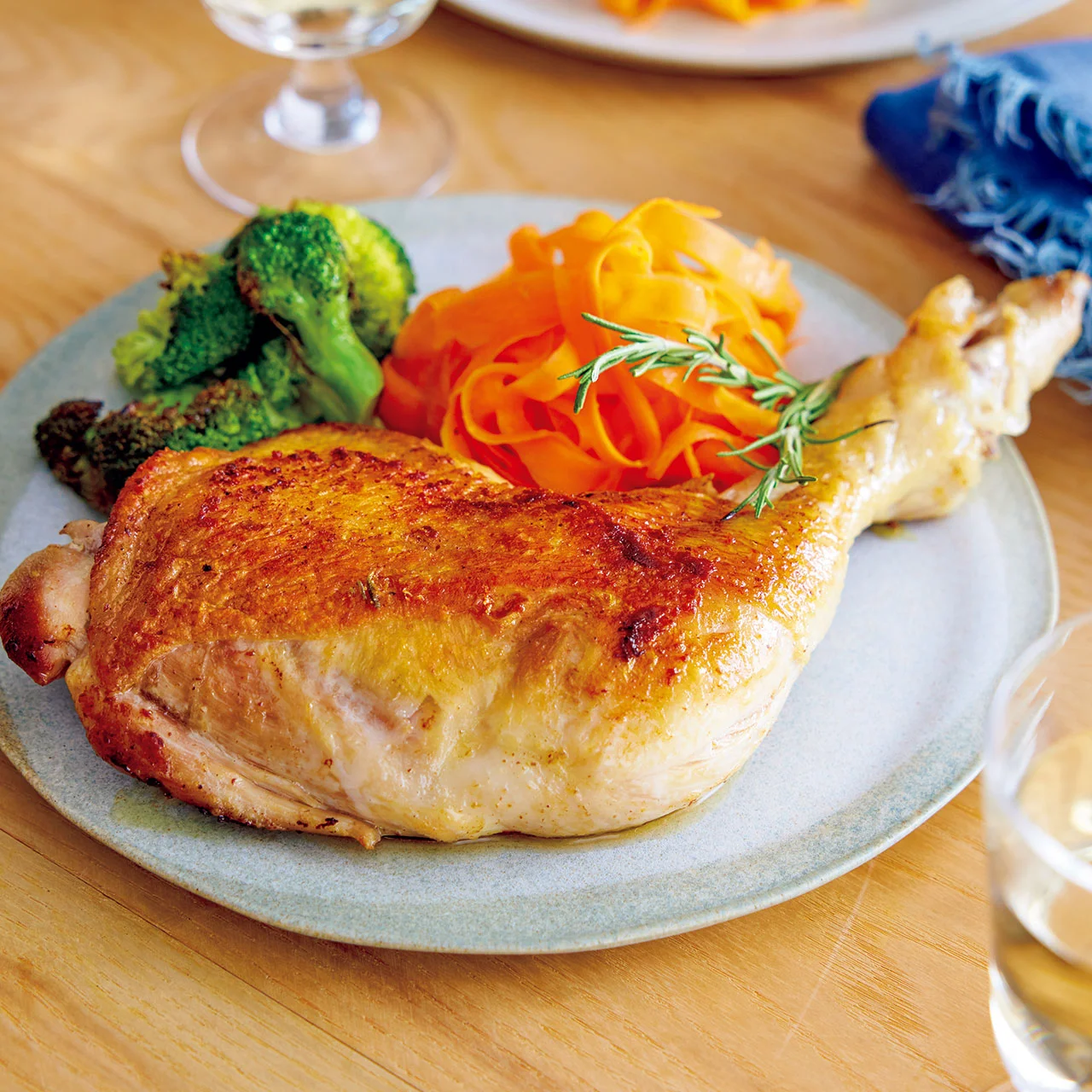 皮パリローストチキンキャロットラペ添え