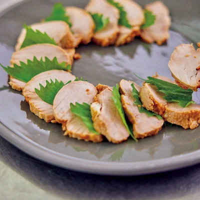 【簡単映え見せテク】豚肉は少しずつ重ね、青じそをはさみながら円状に盛ると華やかに。