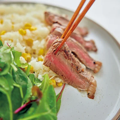 【簡単映え見せテク】混ぜご飯に牛肉を立てかけるように盛って立体的に。さらにコクのあるクリーミーなソースをかければ、映え度アップ！