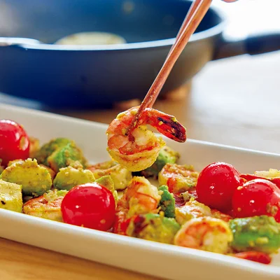 【簡単映え見せテク】えびをアボカドとトマトの上にバランスよく散らしながら、えびらしい形が目立つように盛って。