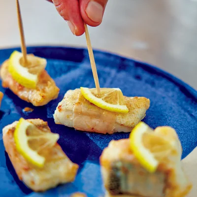 【簡単映え見せテク】薄く切ったレモンを仕上げにのせ、華やかさと香りをプラス。ピックを刺してつまみやすいピンチョス風に。