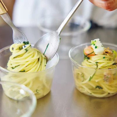 【簡単映え見せテク】1/4量くらいずつ、フォークでくるりと巻いて小さめのカップに盛ると、食べやすく、見た目も楽しく仕上がる。