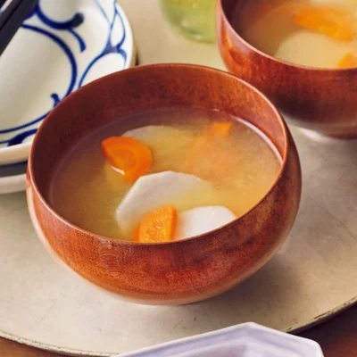 里いもとにんじんのみそ汁