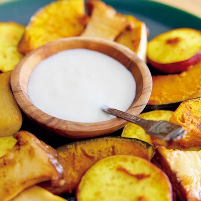 【簡単映え見せテク】小さめの器にシーザーソースを入れ、野菜を盛った器の中央にのせると、見た目に変化がついて楽しい仕上がりに。