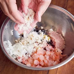 つなぎに麩を使うことで、独特のふんわり食感に。くずすときは、多少粗くなっても大丈夫！