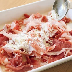 豚肉の下ごしらえをする