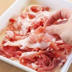 豚肉はくっついてだんごになってしまわないよう、広げておくのがポイント。