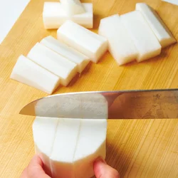 大根は長さを半分に切ったら立てて置き、縦横2回ずつ切って9切れに。