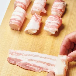 巻きもの系のレシピはお肉が増えてしまいがちなので、いつも豚バラの長さを半分(たまに1/3)に切って節約してます。