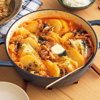 豚バラとじゃがいものバターキムチ鍋