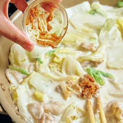 みそは牛乳と反応して分離しやすいので、具が煮えてから火を止めて加えて。そのあともグツグツ煮込まず、温まったら火を止めます。