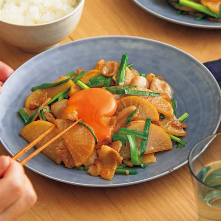 甘辛豚バラ大根の卵黄のっけ