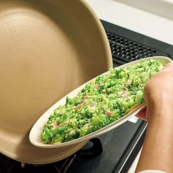 フライ返しで返すのは難しいので、まず皿にスライドさせ、利き手に皿、反対の手にフライパンを持ち、縦に重ねるように近づけ「ホッ」と裏返します。