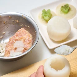 穴があいてしまっても、ひき肉を詰めてチンすれば固まるので大丈夫！肉あんが余ったら丸めて一緒にチンしたり、汁ものに入れたりして。