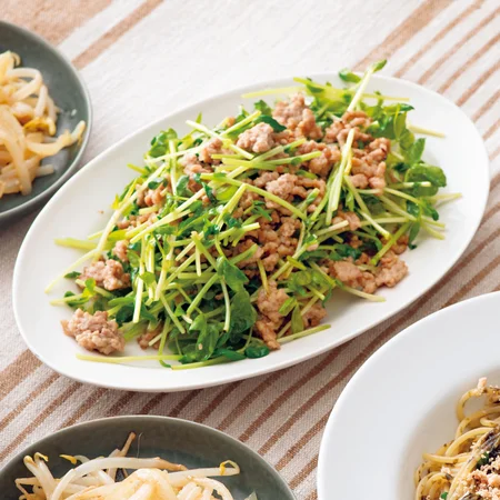 豚ひき肉と豆苗の塩炒め