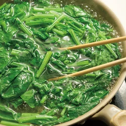 切ってからフライパンでゆでると、沸くのも早いしラクです。ゆでただけなんで、フライパンは洗わずに次の工程に進んでもらってOK。