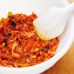 熱が通りやすいように、ボウルの側面に沿わせるように具を広げる。