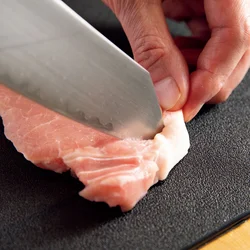 脂身と赤身の間に包丁の刃先で数カ所切り目を入れて筋を切る。