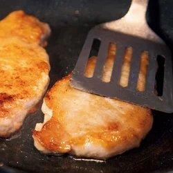 へらで肉を押さえながら、カリッとこうばしい焼き目をつける。