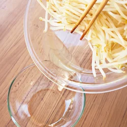 もやしはレンチンすると水分が出るので、水けをしっかりときっておくのがポイント。