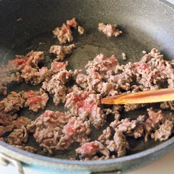 ひき肉を炒める