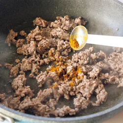 カレー粉はひき肉と一緒に炒めることで粉っぽさがなくなり、香りがよく立つ。