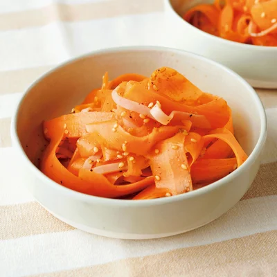 にんじんのリボンサラダ