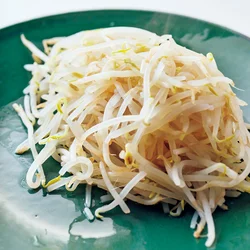 【やせコツ】もやしをたっぷり添えて、かさ増し＆早食い防止！