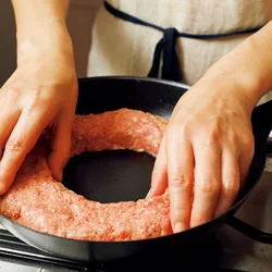フライパンの中で材料を混ぜて、リング状に成形。ボウルを使わないから、洗い物も少なくてラク。
