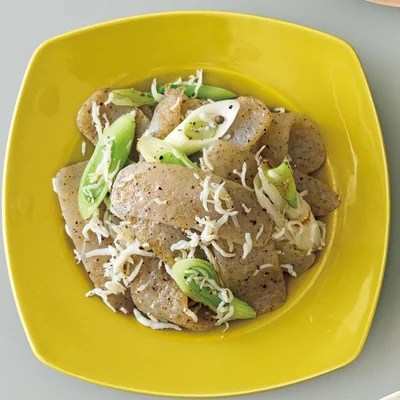 こんにゃくのねぎ塩しらす炒め