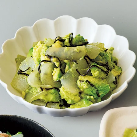 こんにゃくとアボカドの塩昆布あえ