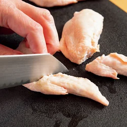 関節の少しへこんでいるところに包丁を入れ、先端を切り離す。実はここからいいだしが出るし、このまわりを食べるのが好きという人も多い通な部位。