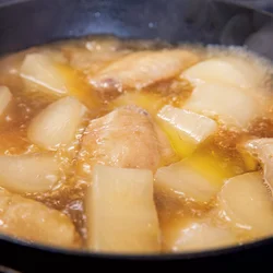 手羽の皮を上にして並べたら、あとはいじらずそのまま煮ると、煮くずれる心配なし。