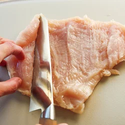 とり肉は観音開きにして厚みを均一にすると、加熱むらがなく、しっとりと仕上がる。