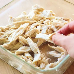 レンチンした際に出た蒸し汁をまぶしておくと、肉がしっとりとしてパサつかない。