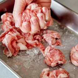 豚肉はぎゅっと握ってから丸めるだけで、食べごたえのある肉だんごになる。