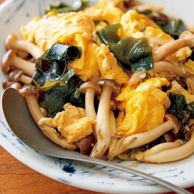 卵とわかめのにんにくじょうゆ炒め