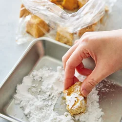 厚揚げは味つけをしてから片栗粉をまぶし、味を定着させる。