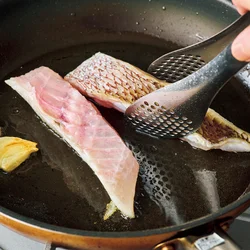 鯛は表面をさっと焼き、こうばしさをプラスする。煮くずれしにくくなり、仕上がりもきれいに。