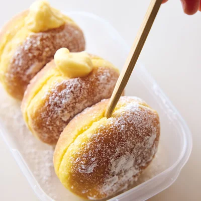 裏ごししたかぼちゃが、とろける食感の秘密！

【カスタードクリームの作り方】
口径約15cmの耐熱ボウルに卵1個を割り入れ、砂糖大さじ4、強力粉大さじ2を加え、泡立て器でよく混ぜる。牛乳1カップを少しずつ加え、そのつど混ぜる。ラップはかけずに3分レンチンし、取り出して混ぜる。同様に再び1分レンチンし、取り出してとろみがつくまで混ぜる。好みでバニラエッセンスを混ぜ、粗熱をとってラップをかけ、冷蔵室で1～2時間冷やす。