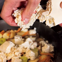 豆腐は切らず、手で適当な大きさにくずしながら加えると、そこから味がしみてさらにおいしくなる。